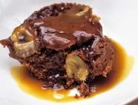 Банановый пудинг с карамельным соусом и финиками