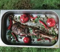 Баранья нога с  зубчиками чеснока