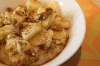 Овсянка с яблоками, орехами и корицей
