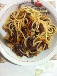 Корейская лапша с говядиной и овощами