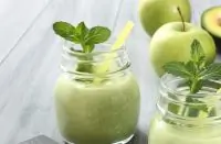 Смузи из авокадо, огурца и яблока