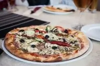 Пицца с кабачками, брынзой и грибами