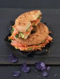 Бейгл с лососем и соусом карри