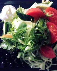 Свежий салат из рукколы и овощей с йогуртовой заправкой