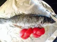 Сибас, запеченный с томатами