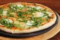 Пицца с соусом табаско, моцареллой и базиликом