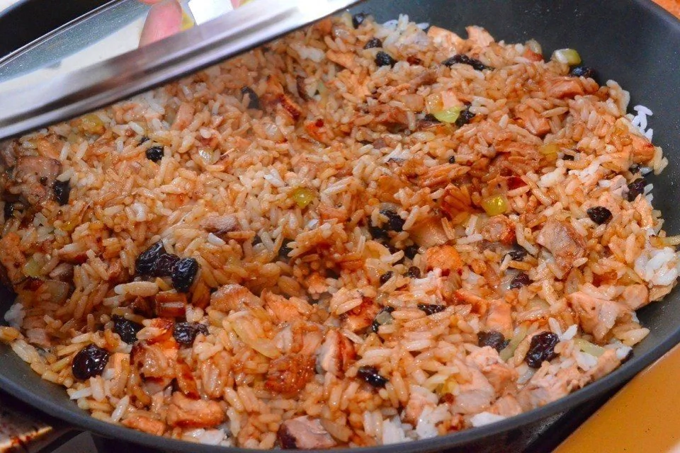 Жареный рис с курицей и овощами. Рис готовый. Pilaf. Вкусный ужин рис. Рис с овощами.