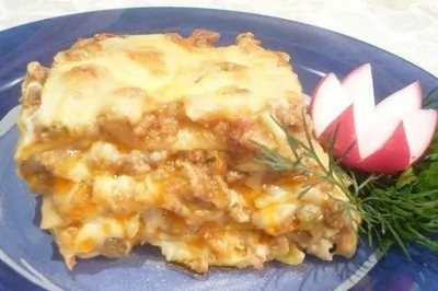 Лазанья с мясом, беконом и овощами под соусом бешамель