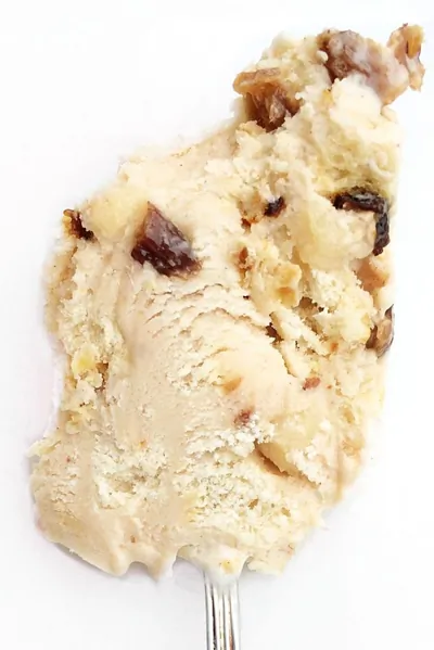 Пряное сливочное мороженое с кусочками марципана и штоллена