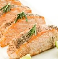 Лосось в маринаде из оливкового масла, лимонного сока и свежих трав