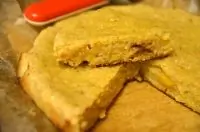 Пирог из кукурузной крупы с бананом и персиком