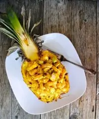 Салат из ананаса, курицы и орехов