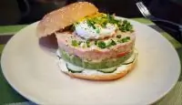 Бургер с тунцом и гуакамоле