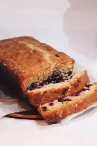 Сочный лимонный кекс с черной смородиной