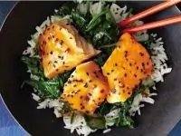 Лосось под лаймовым дрессингом в миске по азиатски