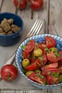 Салат сальса с помидорами и зелеными оливками