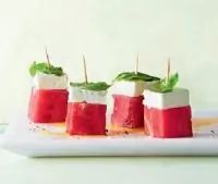 Канапе с фетой, базиликом и арбузом