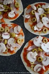 Быстрая пицца с оливками на лепешках