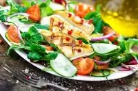 Куриный салат с помидорами и огурцами