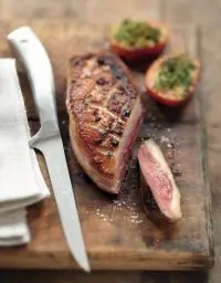 Жареные утиные грудки с можжевельником