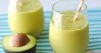 Смузи из авокадо, апельсина, банана и лимонного сока