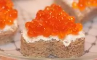 Хлеб с мягким сыром и красной икрой