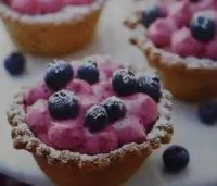 Тарталетка со сметанным кремом и черникой