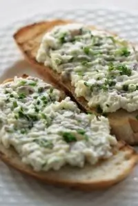 Бутерброд с сельдью и сливочным сыром