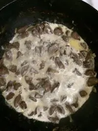 Куриные сердечки в сливочно-чесночном соусе