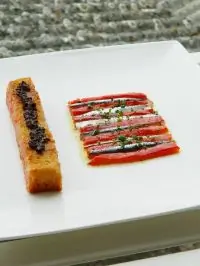 Анчоусы и сладкий перец, маринованные в оливковом масле с перцем, поджаренный хлеб с томатной водой и тапенадом