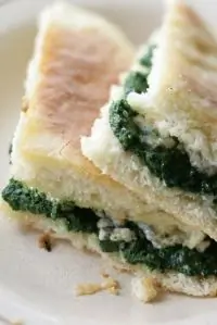 Пирожки со шпинатом и голубым сыром