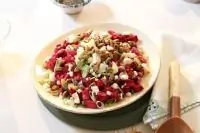 Рождественский свекольный салат с сыром фета