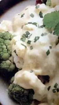 Салат из цветной капусты с сыром и говядиной