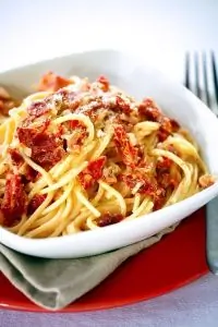 Макароны с пармезаном и вялеными помидорами