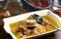 Язык отварной под винным соусом в микроволновой печи