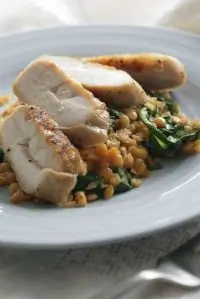 Курица на гриле с пряностями, чечевицей и шпинатом