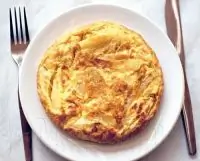 Банановый омлет с хлебом и сыром