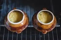 Жюльен с грибами и курицей в глиняных горшочках