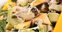 Салат из копченого цыпленка с манго и авокадо