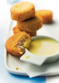 Куриные наггетсы по домашнему с соусом гауда