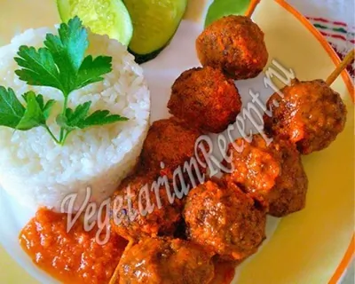 Вегетарианские шарики из чечевицы в томатном соусе
