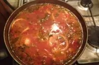 Томатный суп с мидиями и гребешками в воке