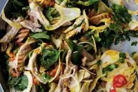 Салат из курицы с шафраном и зеленью