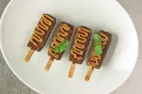 Глазированный сырок со сгущенным молоком и мятой