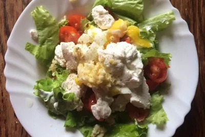 Салат с помидорами и зеленью