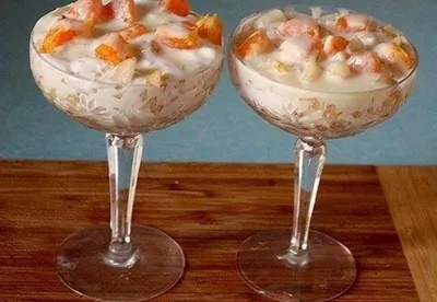 Слоеный фруктовый десерт с пломбиром и печеньем