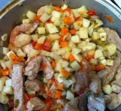 Азу по-татарски из говядины с солеными огурцами