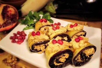 Рулетики из баклажанов с ореховой начинкой