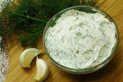 Чесночный соус с желтком, лимонным соком, горчицей, оливковым маслом, зеленью и перцем