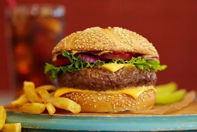 Бургер с мясом, овощами и сыром